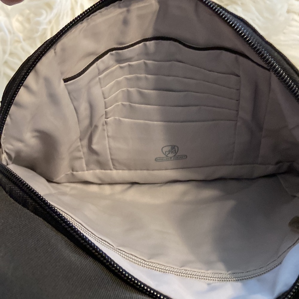 Travelon Nylon Crossbody Bag excellent condition black color - Picture 9 of 16